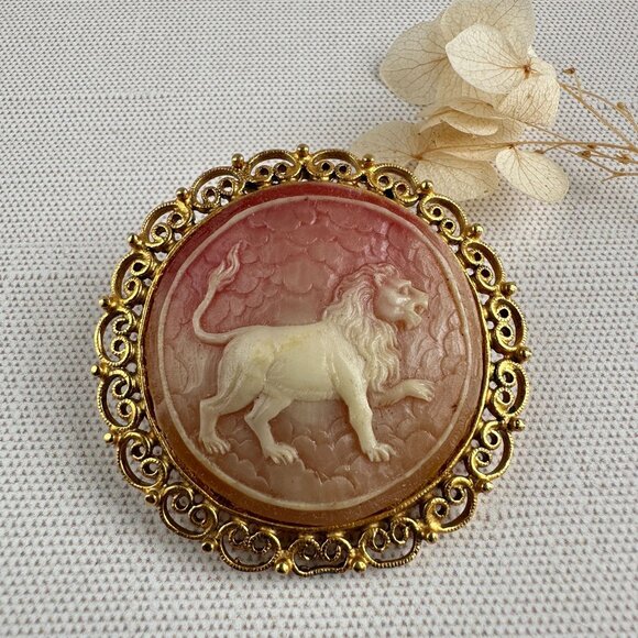 Unknown Jewelry - Vintage Resin Leo Horoscope Cameo Brooch with Gold Tone Filigree Frame 1.75"
